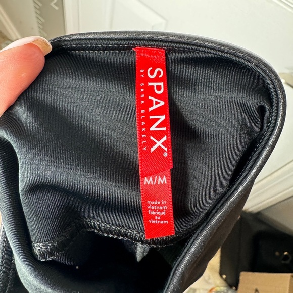 SPANX Faux Leather Hip Zip Leggings In Very Black Size Medium Compression Slim - Picture 7 of 12